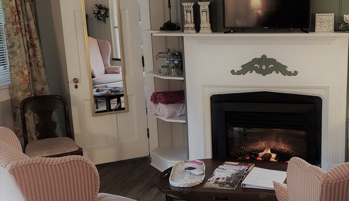 Signature Room, 1 King Bed, Courtyard View (Pet Friendly)