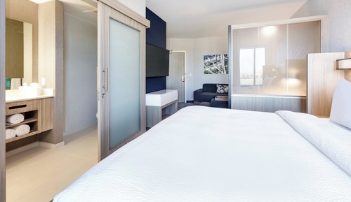 Suite, 1 King Bed (Hearing Accessible)