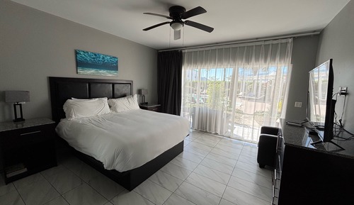 Classic Room, 1 King Bed, Balcony, Pool View