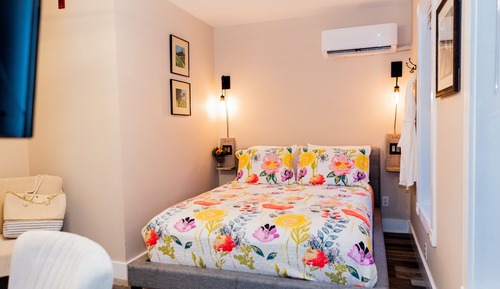 Executive Suite, 1 Queen Bed, Balcony, Poolside (Regency)