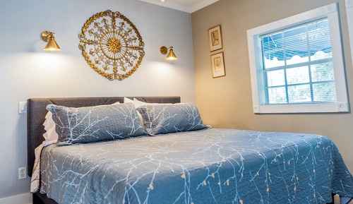 Traditional Suite, 1 King Bed, Kitchenette, Garden View