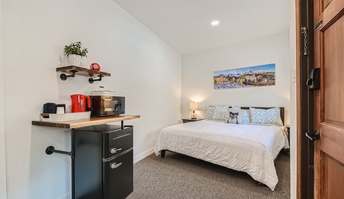 Deluxe Studio Suite, King Bed (1st Floor)