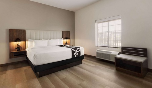 Suite, 1 King Bed, Accessible (Mobility,Hearing,Tub w/Grab Bars)