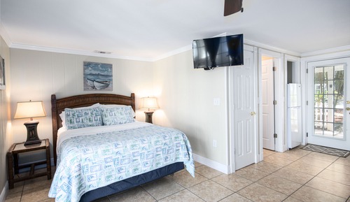 Queen Studio Waterfront Cottage #1819 - No Pets Allowed