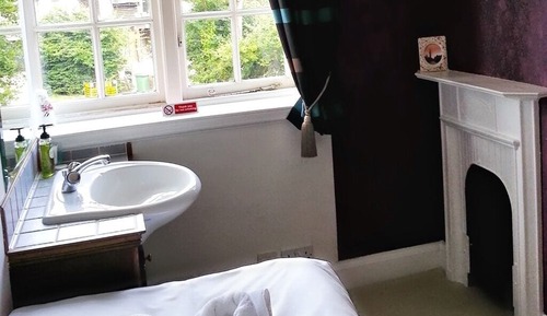 Single Room, Shared Bathroom (ROOM 5)