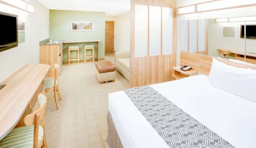Suite, 1 Queen Bed, Smoking