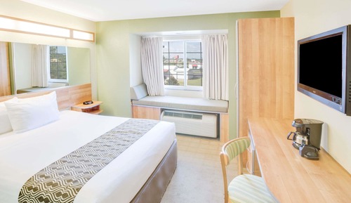Standard Room, 1 Queen Bed (Non-Smoking)