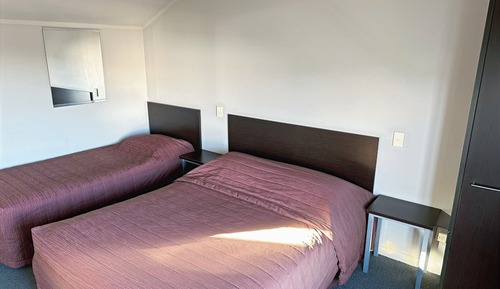 3 Bedroom Apartment with 2 Bathroom, Spa Bath and Full Kitchen