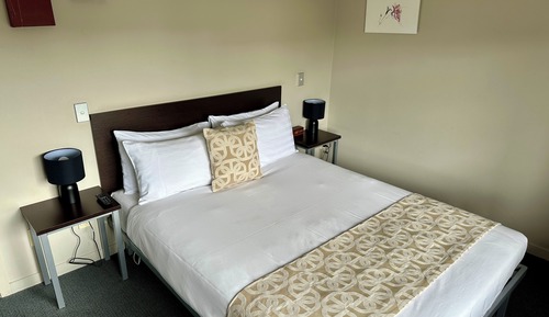 1 Bedroom Luxury Apartment with Spa Bath and Kitchenette