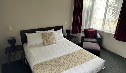 1 Bedroom Apartment with Kitchenette (Accessible Facility)