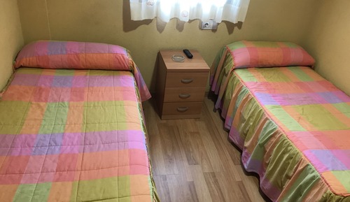 Twin Room, 2 Twin Beds, Shared Bathroom