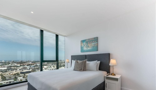 Sky High 3 Bedroom 2 Bathroom Apartment with Stadium & Harbour Views