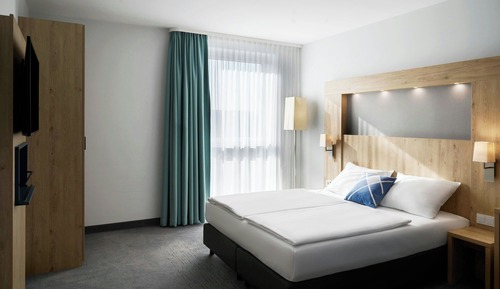 Standard Room, 1 King Bed, Courtyard View
