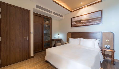 Executive Suite, 2 Queen Beds, Non Smoking, Balcony (Living Room)