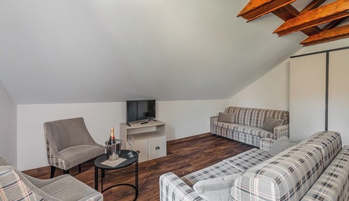 Family Room (2 Adults + 2 Children)