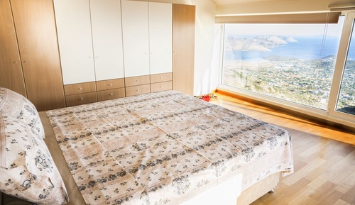 Honeymoon Suite, Sea View