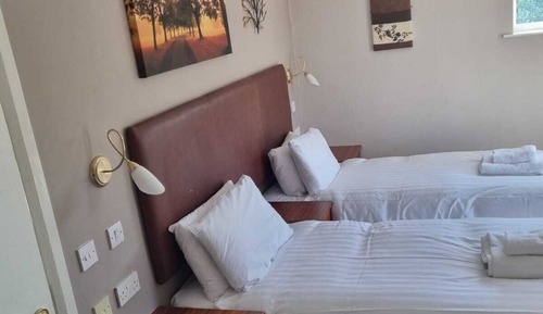 Classic Twin Room, Private Bathroom