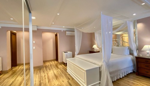 Romantic Studio Suite