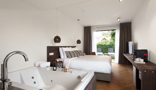 Deluxe Suite, Jetted Tub