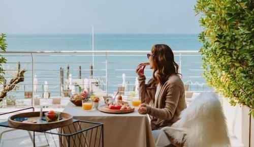 Deluxe Double Room, 1 King Bed, Balcony, Lake View