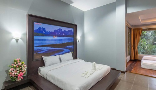 Family Room with Garden View 