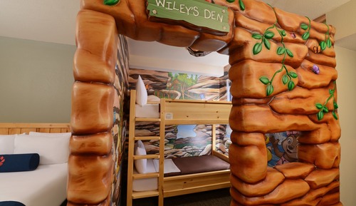 Junior Wolf Pup Den Suite - Water Park Included