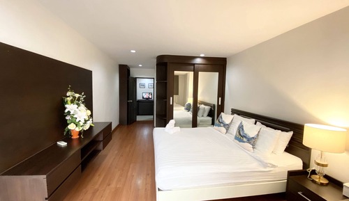 Standard Apartment, One Bed Room - Test & Go Package: 1 RT-PCR test, 1-way airport transfer