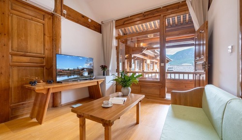 Senior Suite, Courtyard View