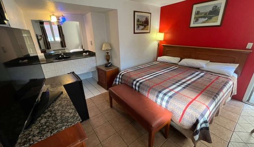 Room, 1 King Bed, Non Smoking (Jetted Tub)