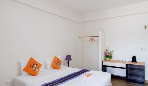 Basic Room, 1 King Bed