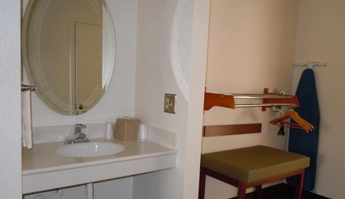 Basic Single Room, 1 King Bed, Accessible