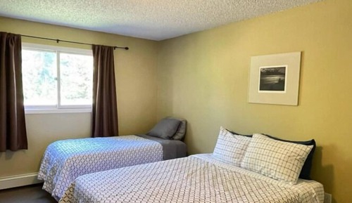 Lark St #5; Apartment with Kitchenette, Queen and Twin Bed