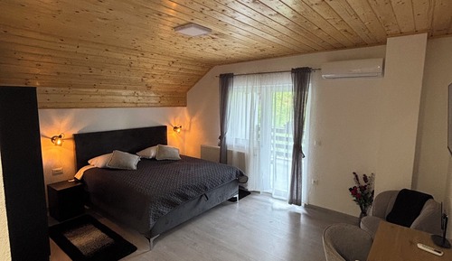 Deluxe Double room with King size bed, Garden View (2)