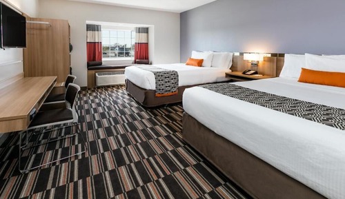 Double Room, 2 Queen Beds, Roll-in Shower, Kitchenette