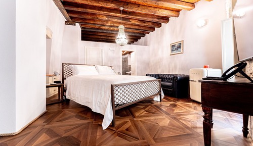 Standard Studio Suite, Balcony, City View