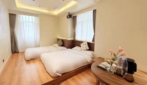 Family Studio Suite, City View