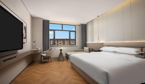 Deluxe Room, 1 King Bed, Smoking