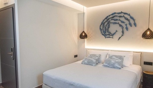 Classic Studio Suite, Balcony, Pool View
