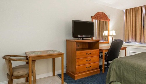 One Queen Bed W/ Kitchenette