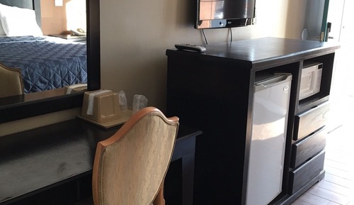 Standard Single Room, 1 Queen Bed, Roll-in Shower, Non Smoking