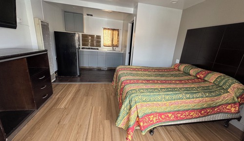 Basic Single Room, 1 Queen Bed, Kitchenette