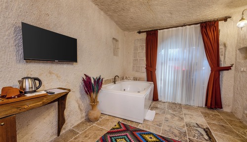 Queen Cave Room