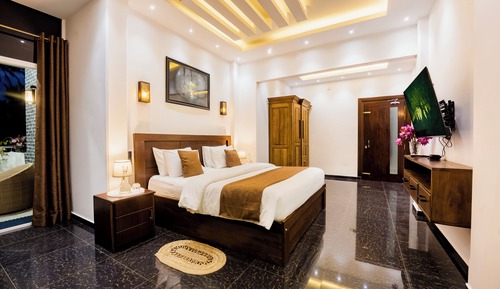 Deluxe Suite, 1 King Bed, Balcony