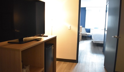 Room, 1 King Bed, Balcony (Mountain View)