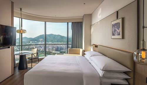 Deluxe Room, 1 King Bed, River View, Corner