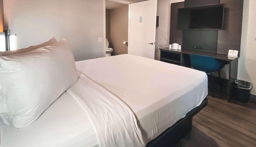 Standard Room, 1 King Bed, Non Smoking, Kitchenette