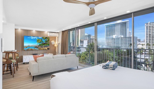 Studio, 1 King Bed, City View (0047)