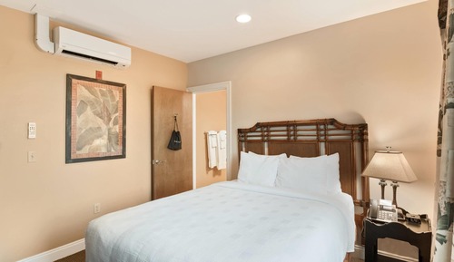 Standard Room, 1 Queen Bed, Non Smoking (Upper Floor, not pet friendly)