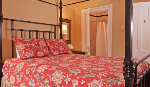 Classic - One Queen and 1 Twin Bed