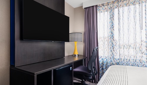 Standard Room, 1 Queen Bed, Non Smoking (Shower Only, Sofa Chair)